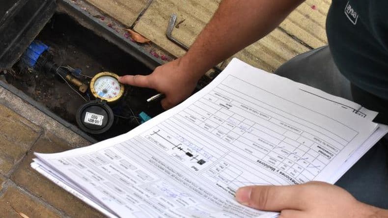 ¿Cómo determinan las zonas en las que se instalan los medidores de agua y por qué?