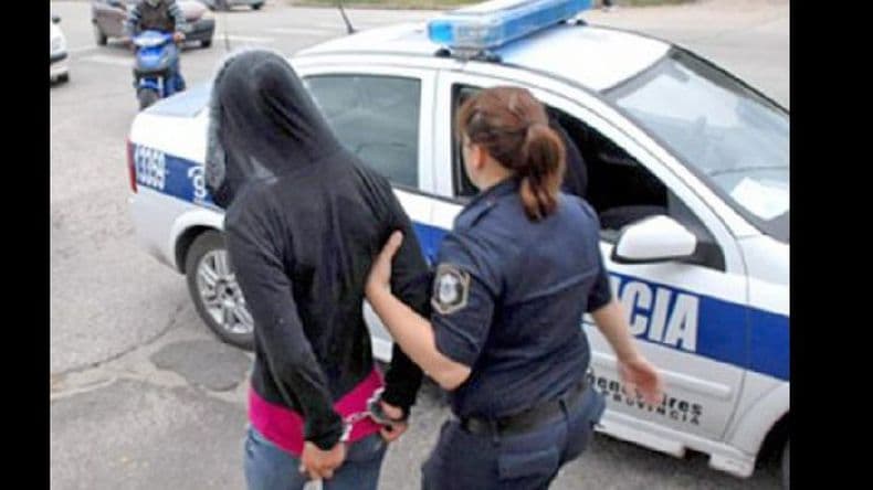 Detuvieron a una joven por el robo de una cartera y hubo otros dos aprehendidos