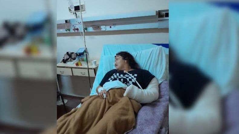 Una mujer apuñaló a una joven, la fracturó y la dejó sin movilidad en la mano