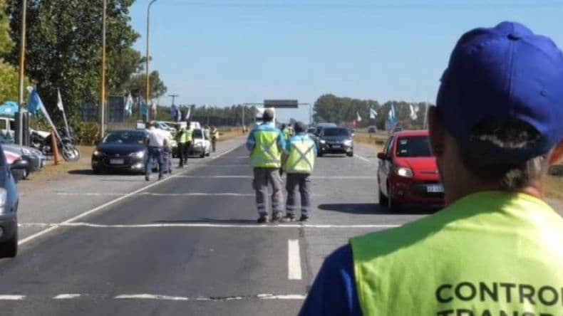 Multas por circular con las luces automáticas del auto: qué dice la ley