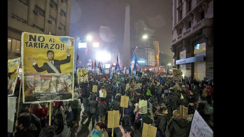 Miles de manifestantes realizaron un cacerolazo en contra del tarifazo