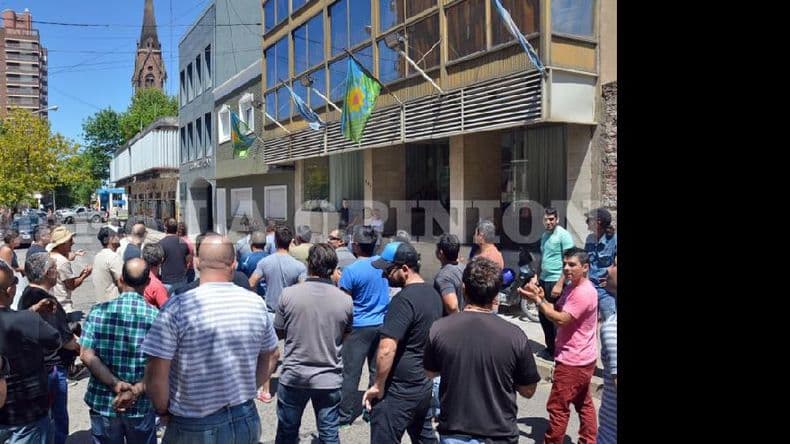 Reclamo de trabajadores textiles contra la medida de fuerza que aplicó el gremio