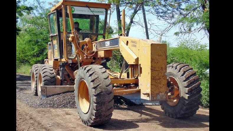Maquinarias municipales trabajan en la recomposición de calles de distintos sectores