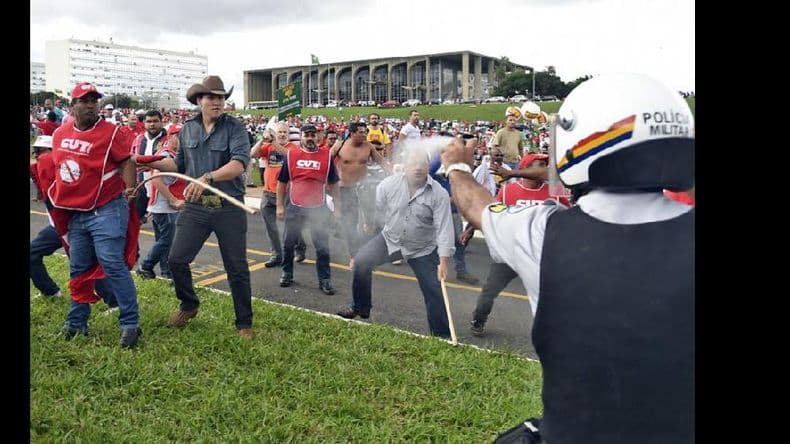 Choques entre la policía y manifestantes que intentaron entrar al Congreso en Brasil