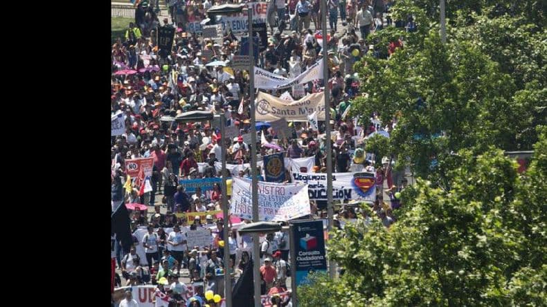 Multitudinaria marcha en Chile en rechazo de la reforma educativa
