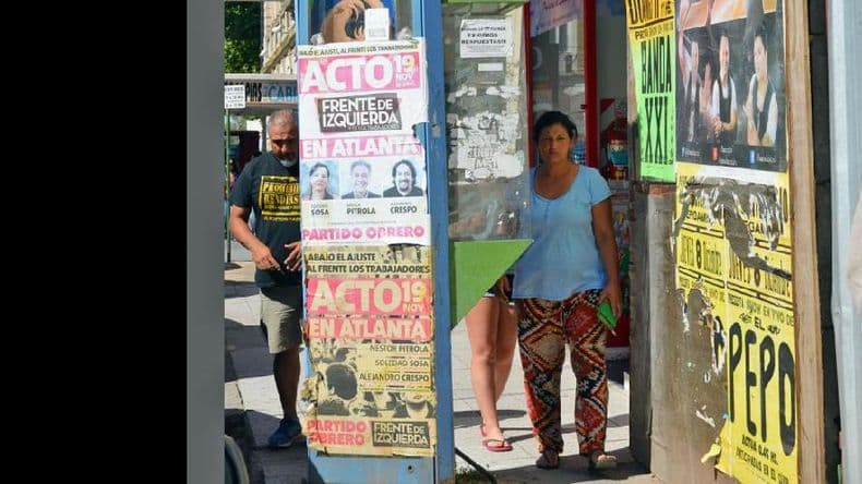 Teléfonos públicos, dispositivos que no funcionan y obstruyen el paso
