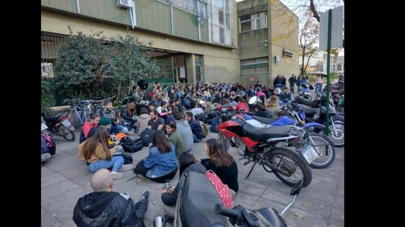 Con una sentada, alumnos y docentes del Instituto Nº 122 realizaron varios reclamos