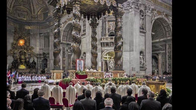 En la Basílica de San Pedro el Papa escuchó la Misa Criolla cantada por Patricia Sosa