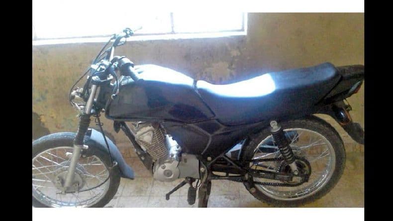 Chocó contra un auto cuando manejaba una moto robada
