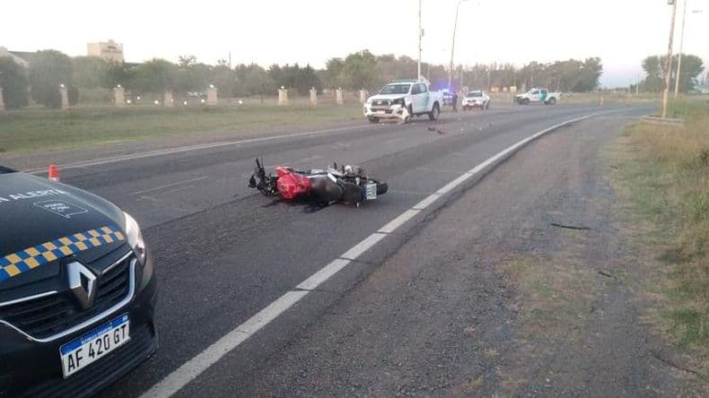 Hospitalizaron al conductor de una moto que chocó contra un patrullero en un cruce de rutas
