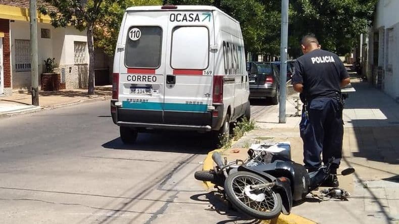Hospitalizaron a un motociclista que chocó contra un furgón en una esquina céntrica