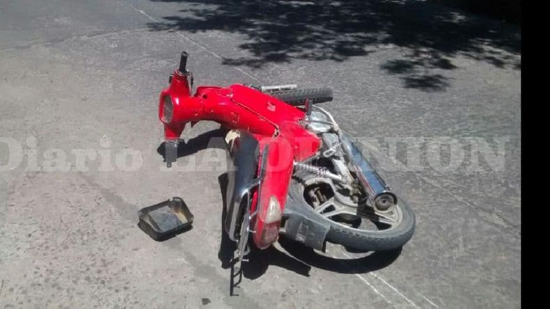 Intentaron robarle a dos mujeres pero cayeron de la moto: una joven fue detenida