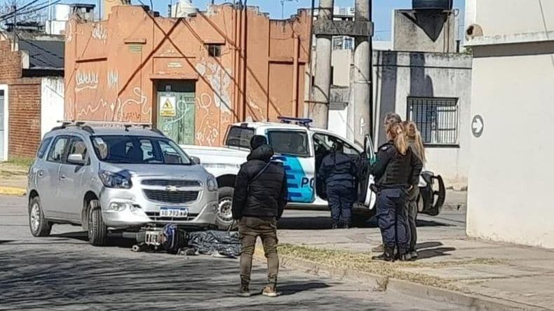 Hospitalizaron a un motociclista que chocó contra un auto en el barrio Acevedo