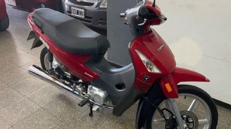 Le robaron la moto a una mujer que olvidó las llaves colocadas en la baulera