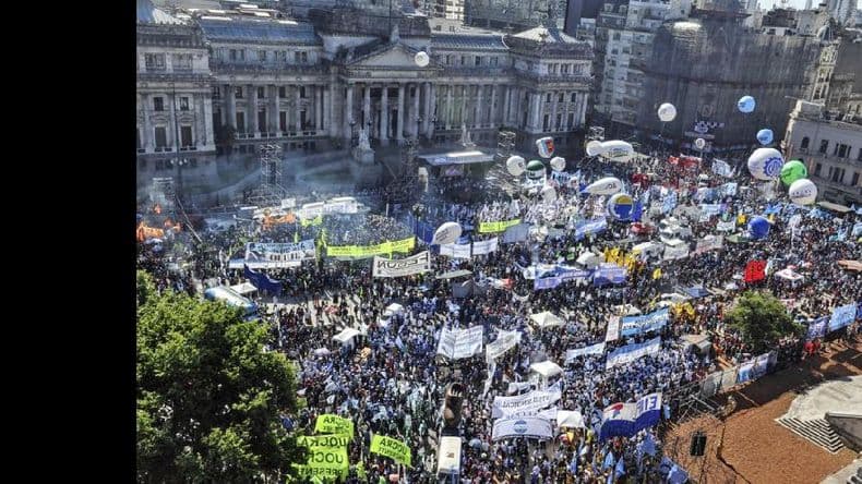 Multitudinaria movilización de la CGT y organizaciones sociales al Congreso