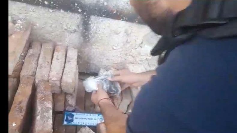 Detuvieron vendiendo cocaína a la mujer de "Codo" en el barrio Jorge Newbery