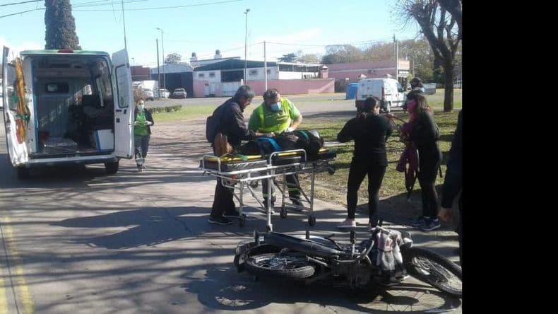 Una mujer lesionada al chocar su moto con una camioneta