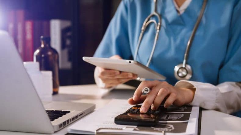 Polémica en la Provincia: médicos cobran un plus por costos operativos