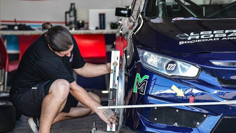 El ladrón devolvió la computadora robada en un taller de autos de competición