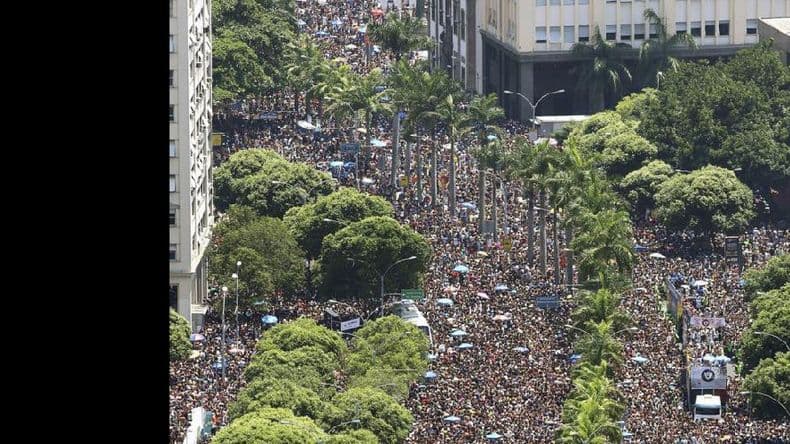 El carnaval callejero reunió a una multitud en el centro de Río de Janeiro