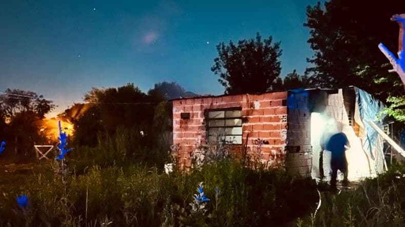 Un voraz incendio destruyó una vivienda del barrio La Guarida