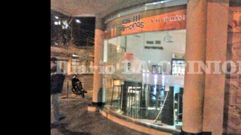 Robaron a mano armada una moto y la recaudación de una panadería y un almacén