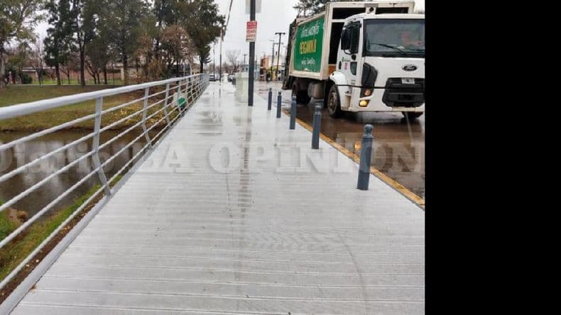 Está terminada la pasarela en un lateral del puente de avenida Colón