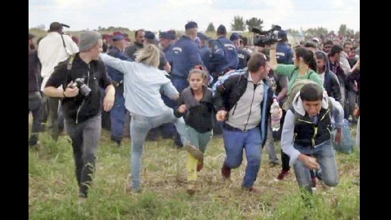 Numerosas críticas a la camarógrafa húngara que le dio puntapiés a migrantes