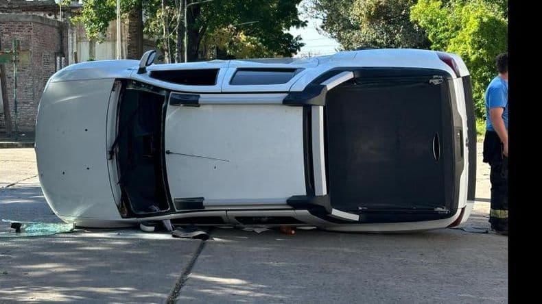 Rescataron a una embarazada y a una niña por el vuelco de una camioneta
