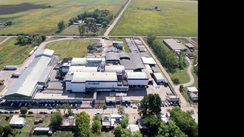 Trabajadores bloquean el frigorífico que anunció su cierre en Ramallo