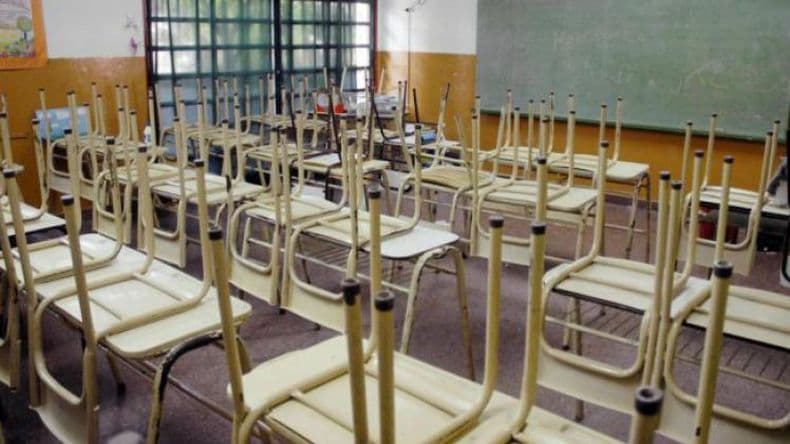La Provincia reabrió su fábrica de mesas y sillas para escuelas