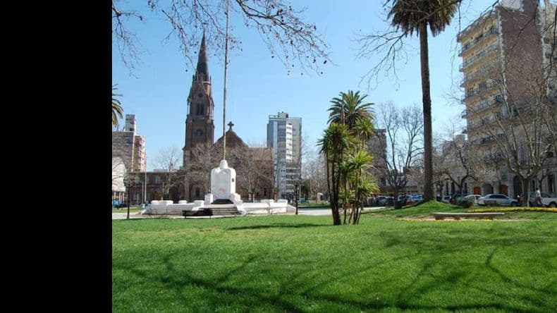 Intentó suicidarse en la Plaza Merced: lo salvaron la Policía y unos vecinos