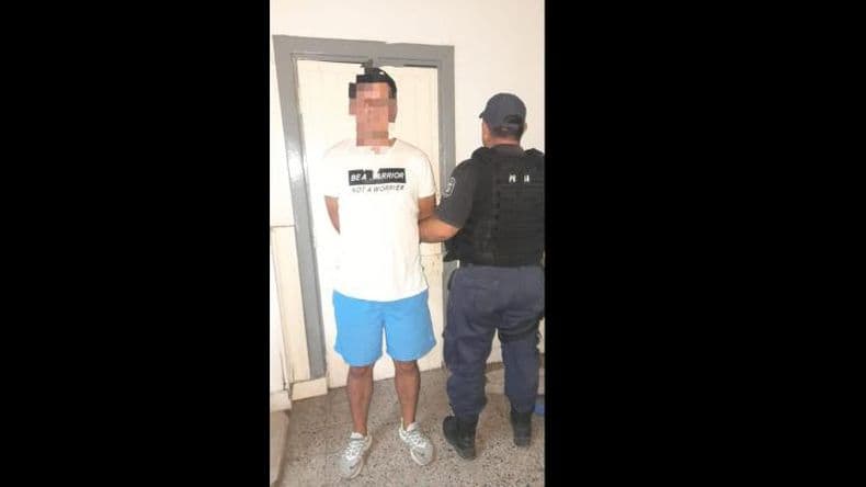 Aprehendieron a un sujeto que desde un auto ofrecía golosinas a los niños