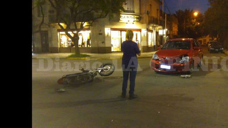 Chocaron un auto y una moto en Avenida de Mayo, a metros de un operativo