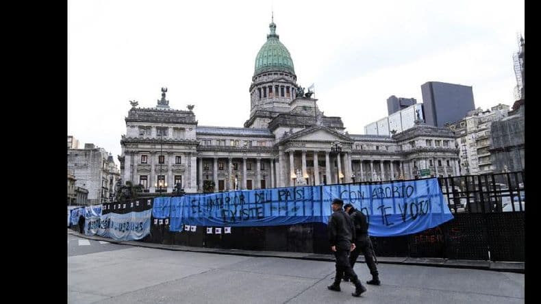 El Senado vota sobre el aborto legal en una sesión histórica