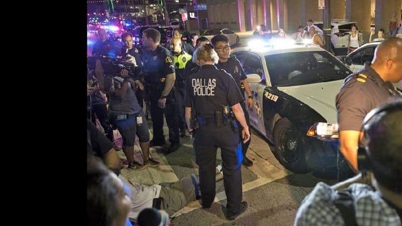 EE. UU. conmocionado por la matanza de policías en una semana de furia racial