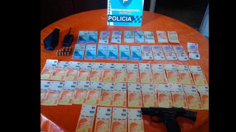 Tres cordobeses robaron un arma de un móvil policial y los atraparon