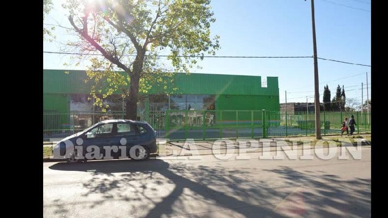 La preocupación se apodera de los comerciantes ante la posible instalación de una nueva sucursal del supermercado Ultramar