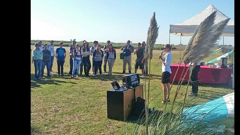 Jornada con estudiantes y productores en el campo experimental de la Unnoba