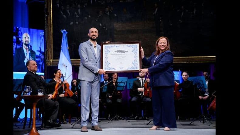 Cecilia Moreau entregó a Abel Pintos la mención de Honor Juan Bautista Alberdi en la Cámara de Diputados