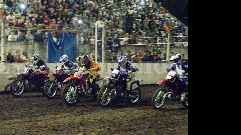 Noche de motociclismo en el óvalo de Provincial