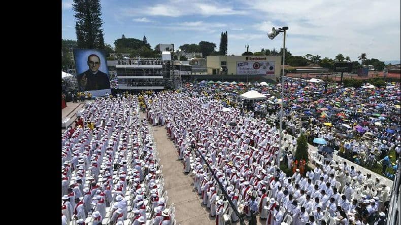 Beatificaron a monseñor Romero, mártir de una Iglesia cercana a los pobres