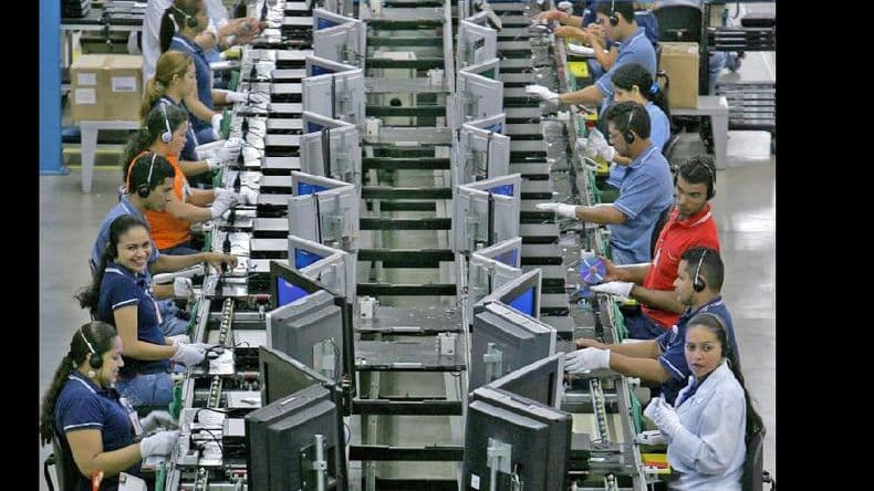 La industria cayó 6,1% en abril y acumuló una baja del 2,1% en el año