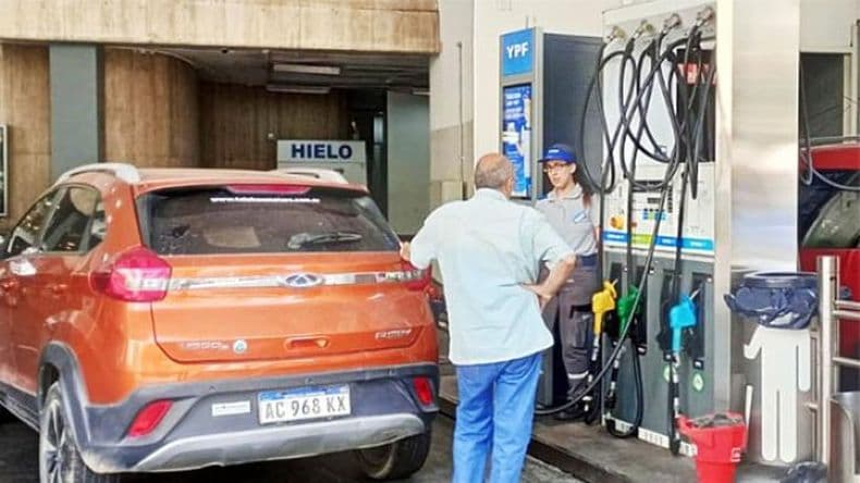 Advierten que la escasez de combustibles se puede extender por varias semanas
