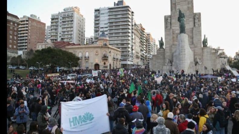 Rosario: una multitud se movilizó por las quemas en las islas