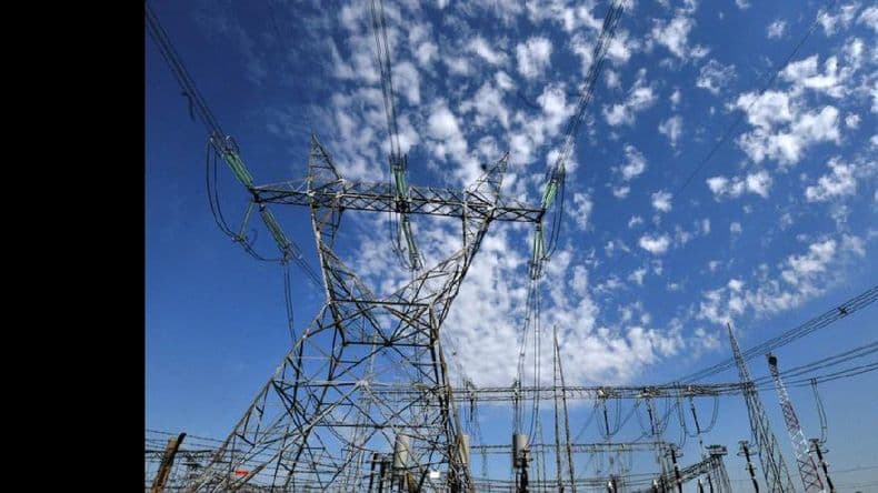 Vidal firmó el decreto que reduce impuestos en tarifas de luz y gas