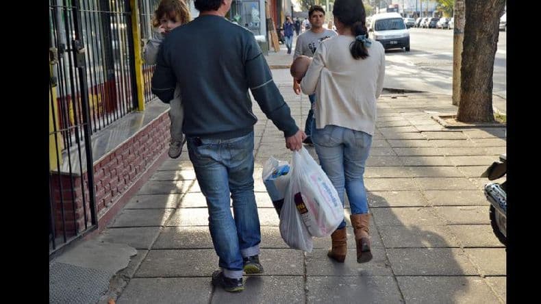 Bolsas en los comercios: las prohibidas son las de polietileno, pero se pueden entregar las Oxi Biodegradables
