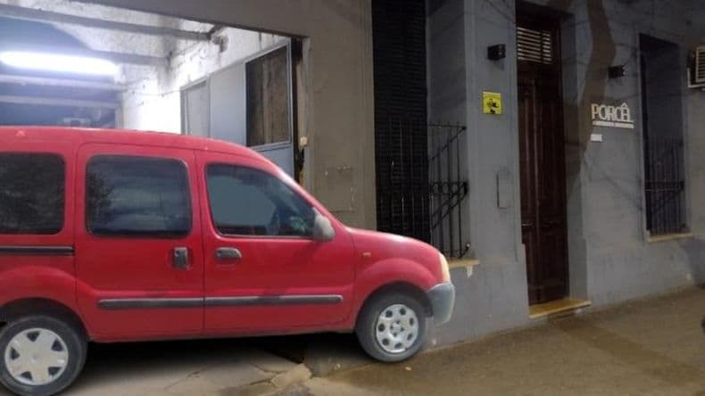 El conductor de la Kangoo está complicado por el robo a la inmobiliaria y buscan a los cómplices