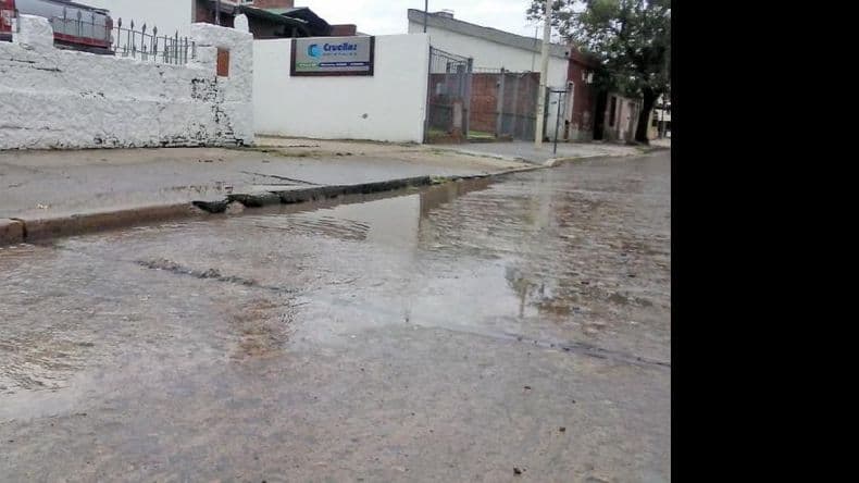 Un caño roto sobre calle Pedro Torres genera una gran pérdida de agua