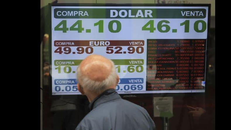 El Central subió la tasa al 71% pero el dólar cerró con récord